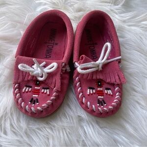 MINNETONKA Child’s Thunderbird II Hot Pink moccasins